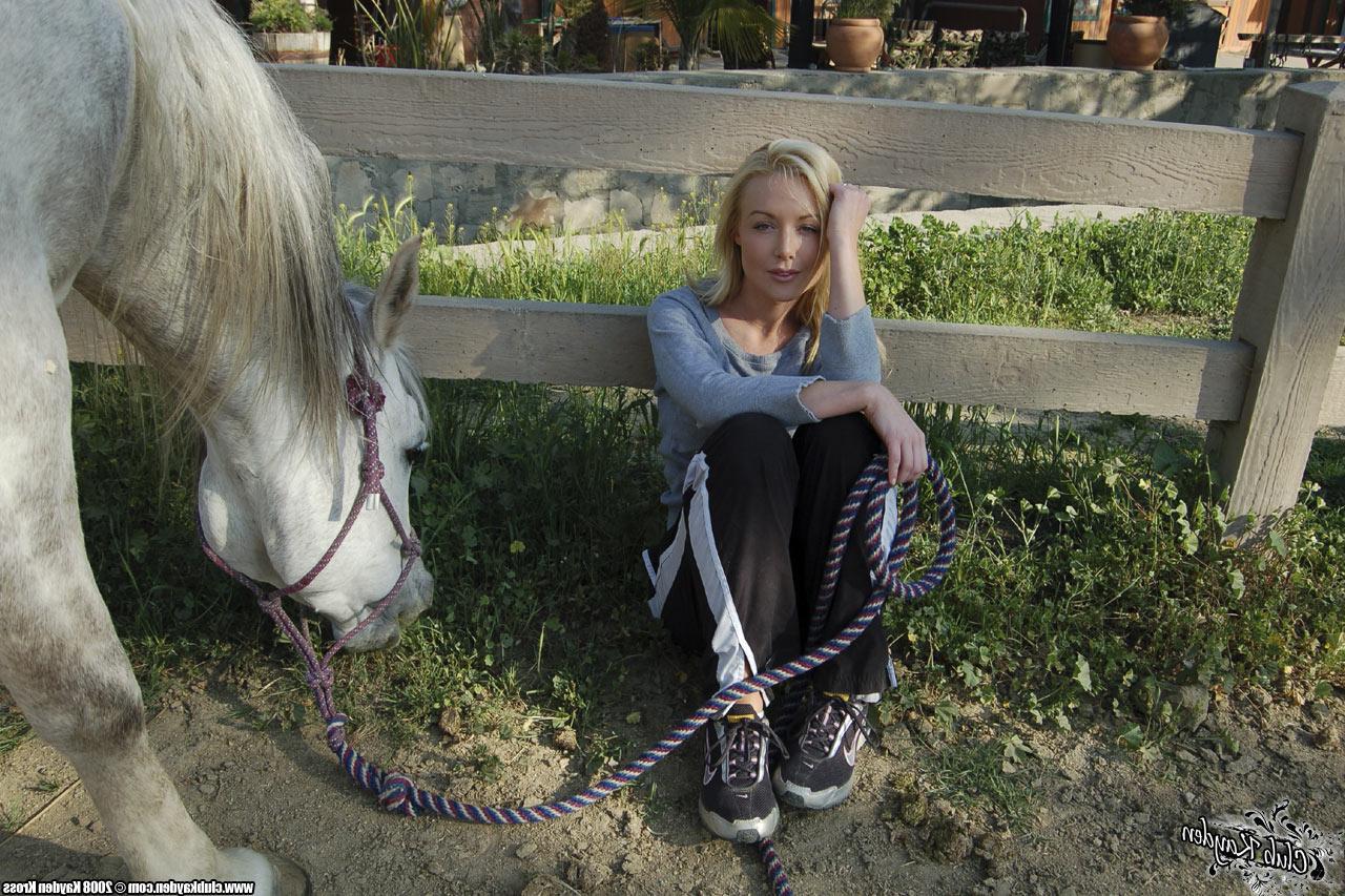 20P 金髪のアメリカ人熟女ケイデン・クロスが牧場で馬と遊ぶ