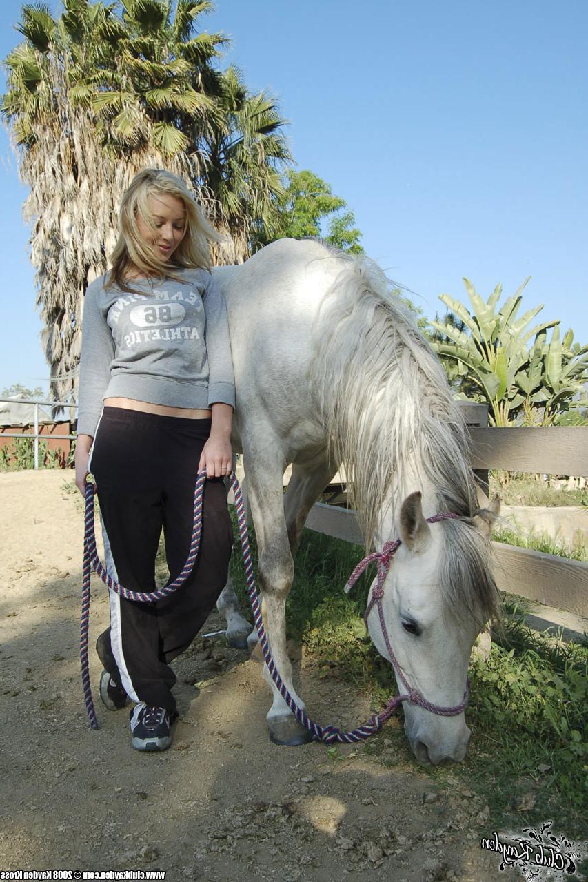 20P 金髪のアメリカ人熟女ケイデン・クロスが牧場で馬と遊ぶ