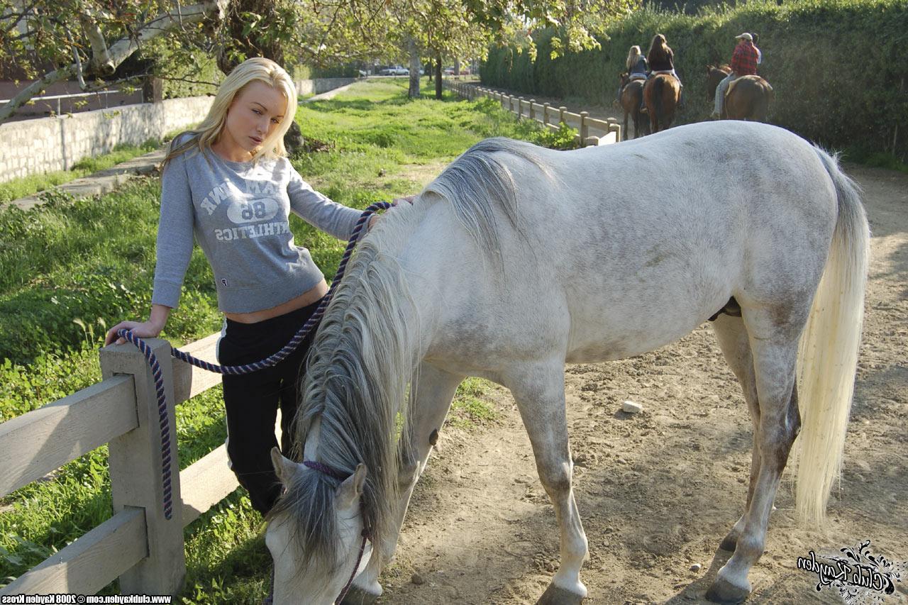 20P 金髪のアメリカ人熟女ケイデン・クロスが牧場で馬と遊ぶ