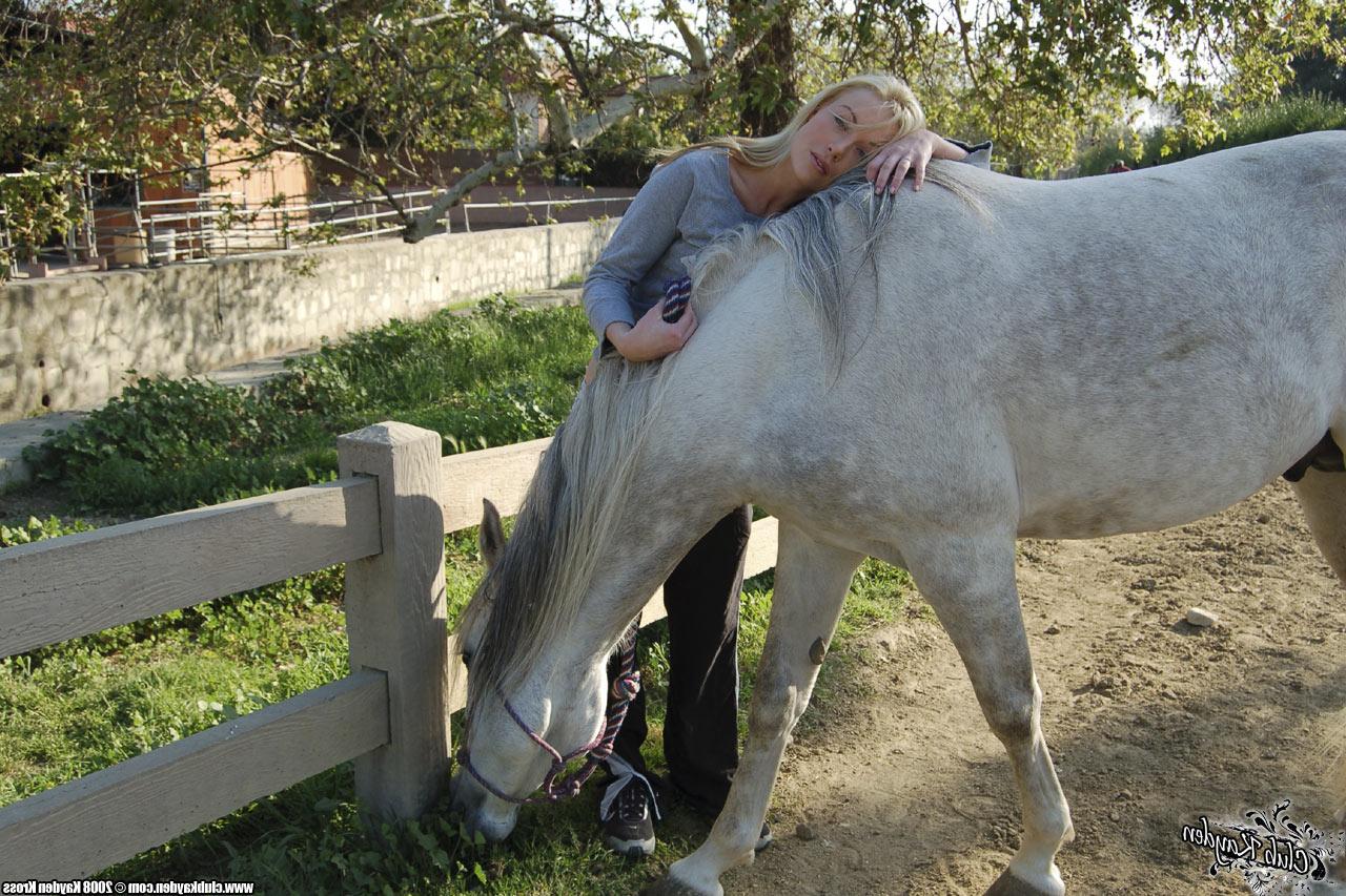 20P 金髪のアメリカ人熟女ケイデン・クロスが牧場で馬と遊ぶ