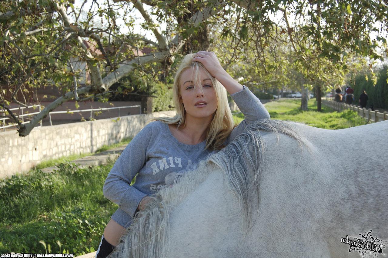 20P 金髪のアメリカ人熟女ケイデン・クロスが牧場で馬と遊ぶ