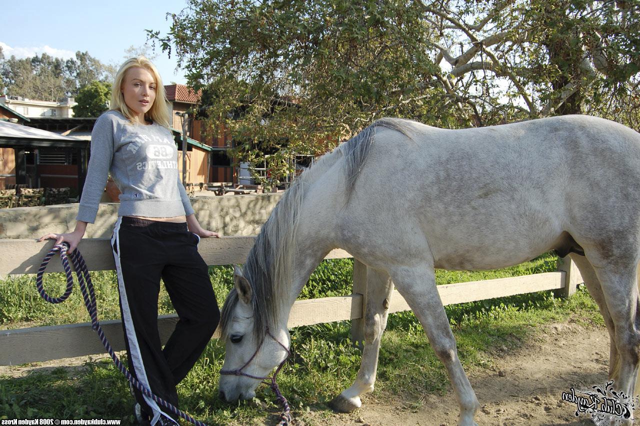 20P 金髪のアメリカ人熟女ケイデン・クロスが牧場で馬と遊ぶ