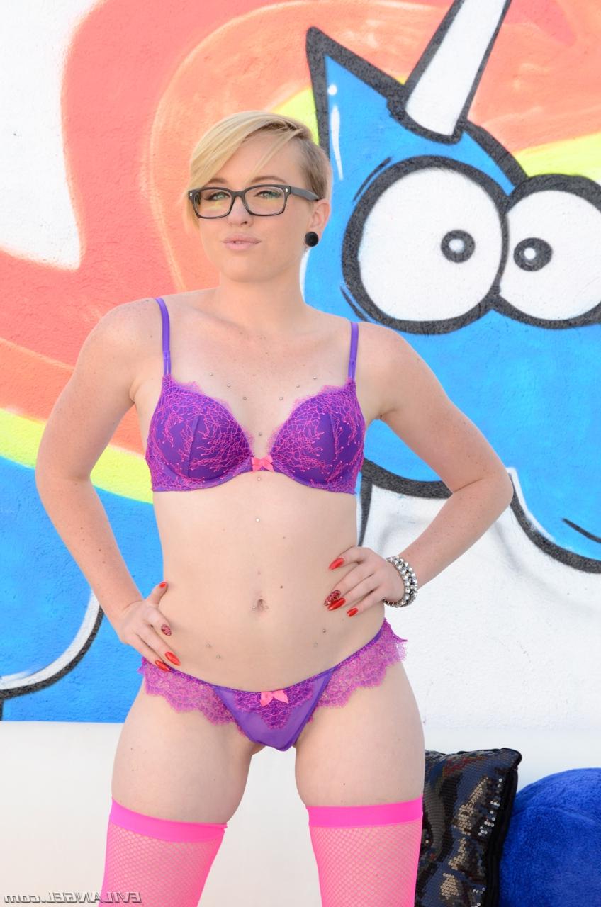 20P A gata nerd Miley May mostra suas nádegas suculentas em meias rosa e salto alto