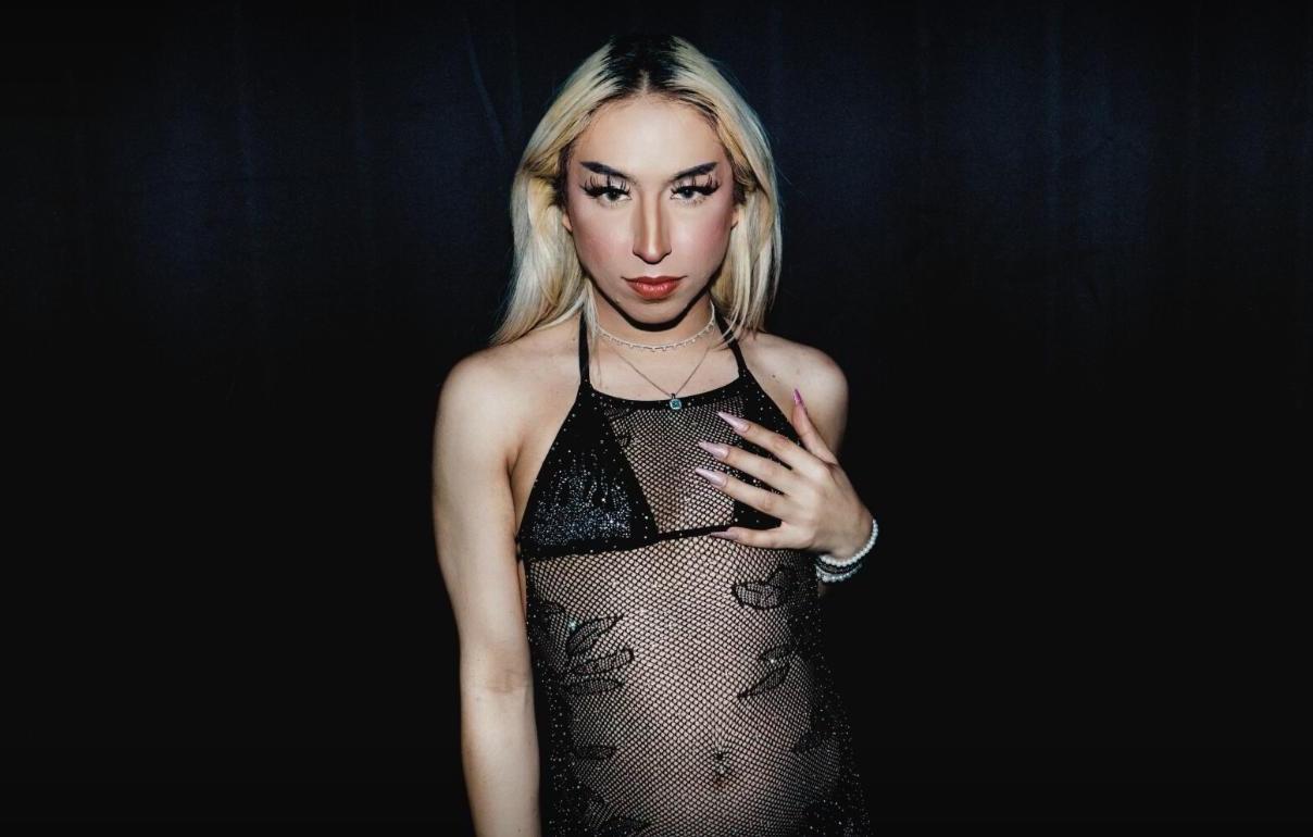 13P Travesti loira pendurada Karina Paradise mostra sua bunda grande e suas bolas grandes