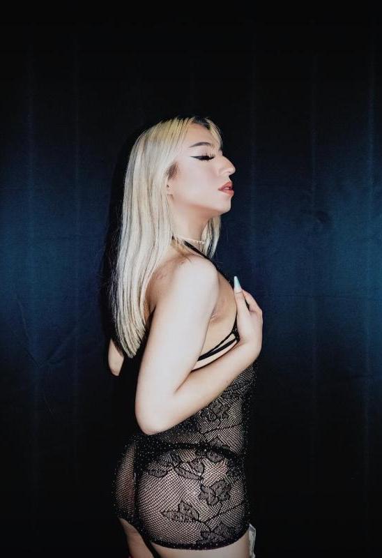 13P Travesti loira pendurada Karina Paradise mostra sua bunda grande e suas bolas grandes