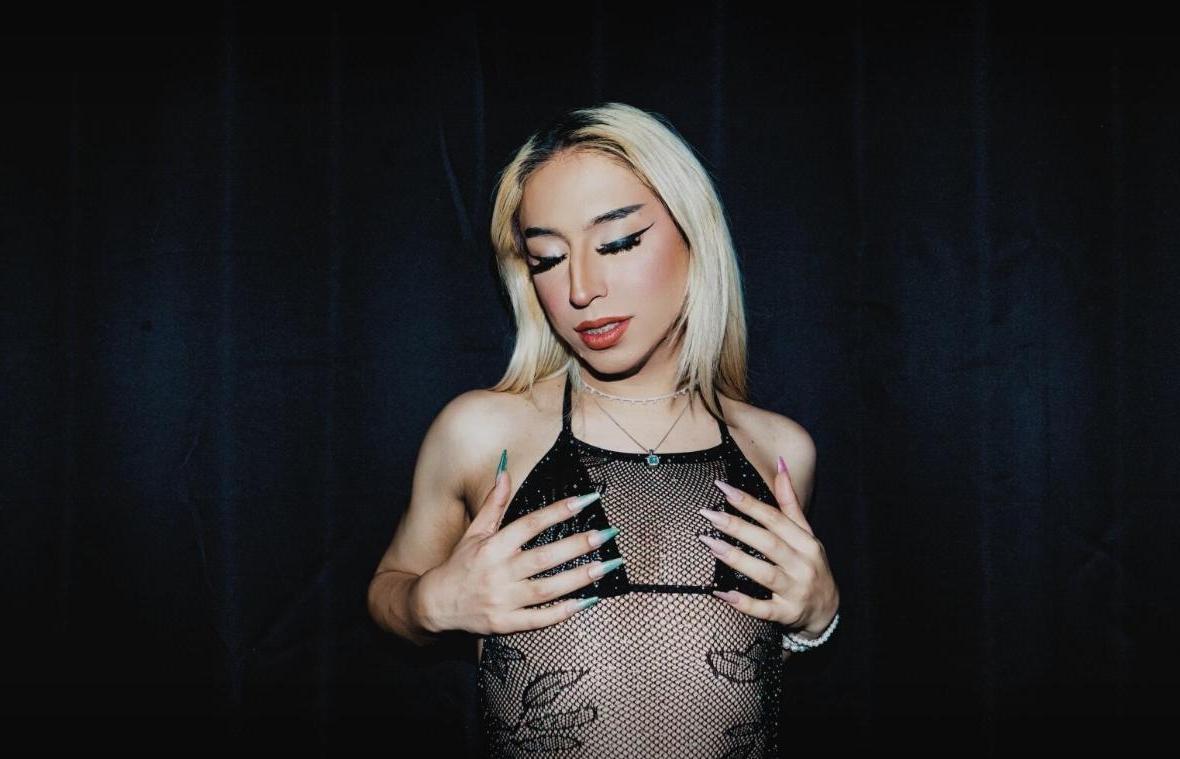 13P Travesti loira pendurada Karina Paradise mostra sua bunda grande e suas bolas grandes