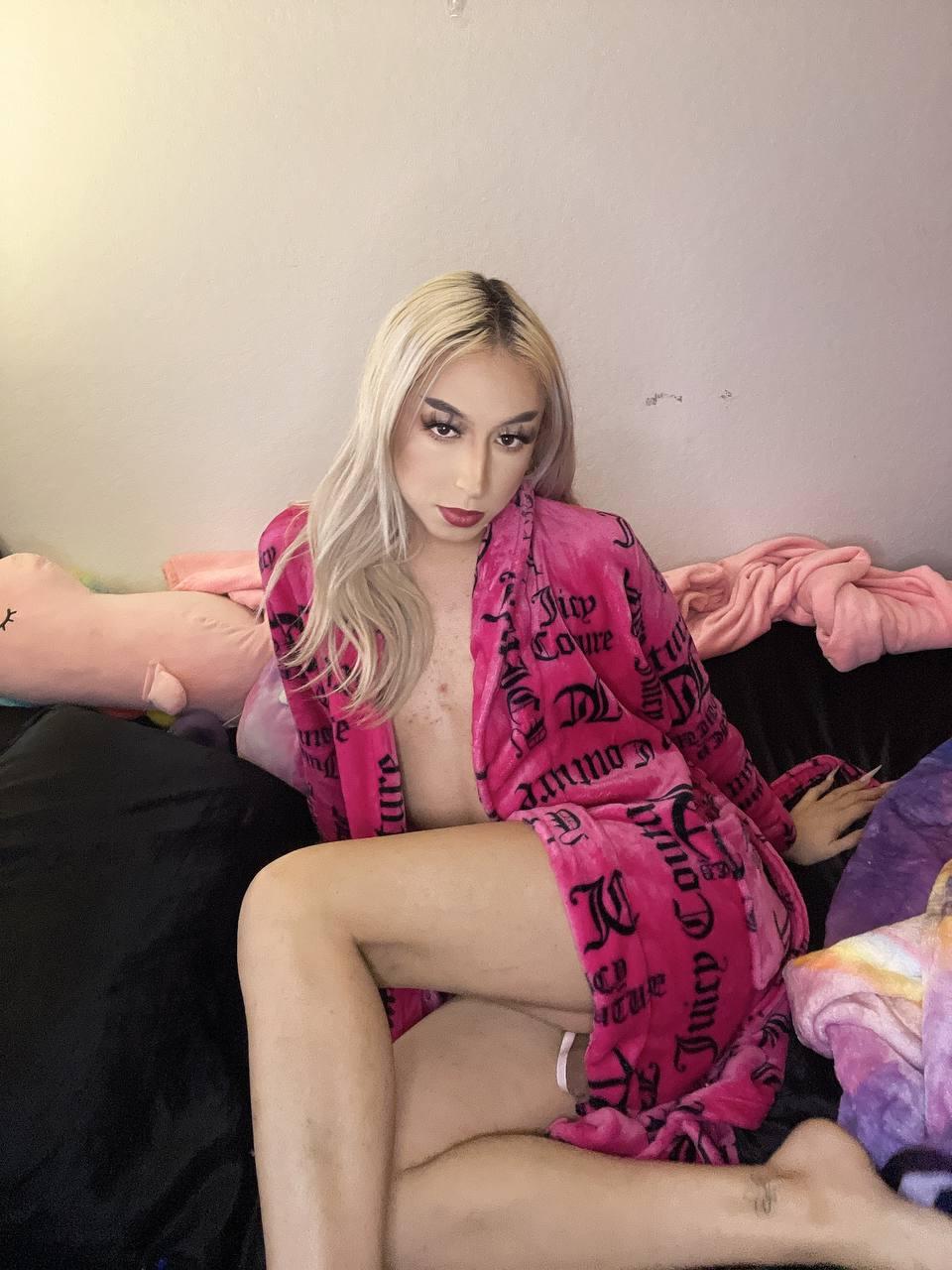 13P Travesti loira pendurada Karina Paradise mostra sua bunda grande e suas bolas grandes