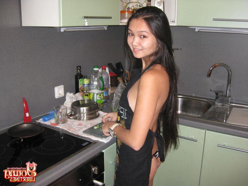 16P Joven asiática participa en sexo POV mientras está en la cocina