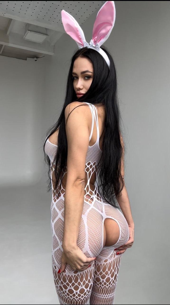10P Glamourosa OnlyFans, a gata Alina exibe sua bunda grande em seu bodystocking