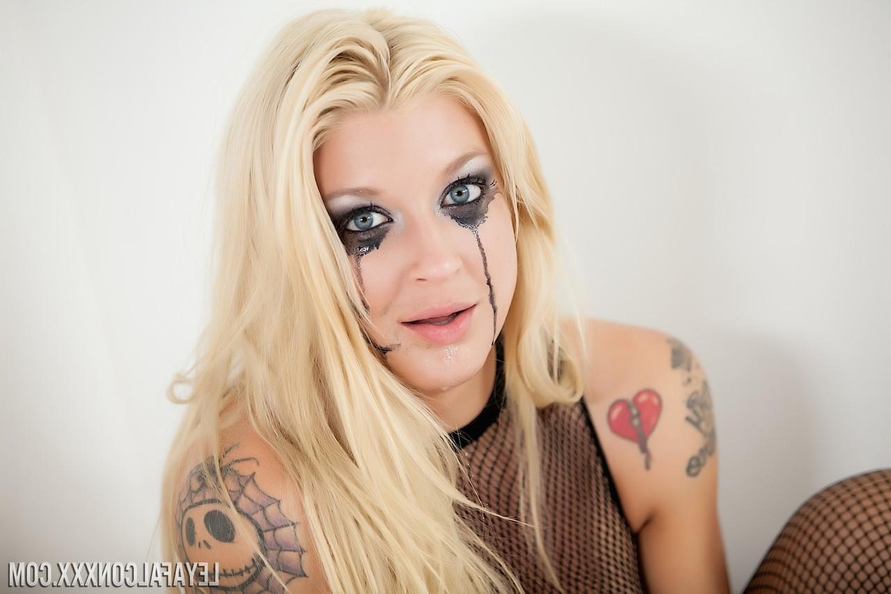 20P Pornstar with big tits Leya Falcon poses in her fishnets and deepthroats a toy