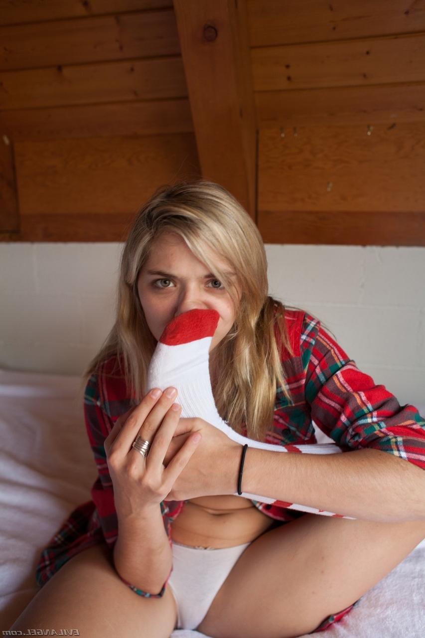 18P Las rubias Lia Lor y Ash Hollywood muestran sus glamorosos pies en la cama