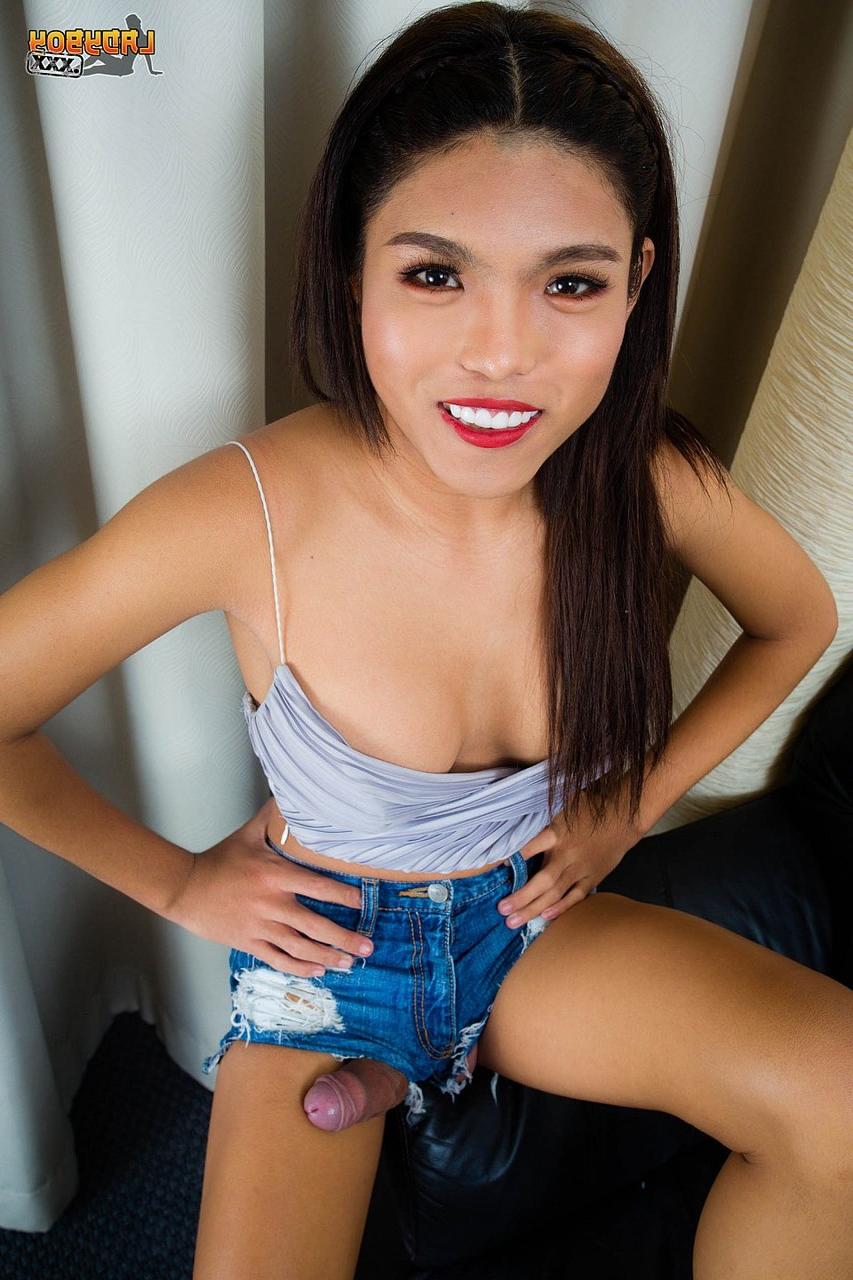 16P Travesti asiática gostosa Nice revela seu pau grande em um strip-tease sexy de salto alto