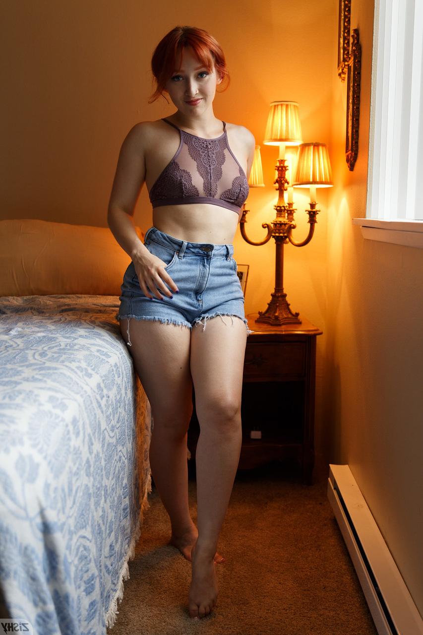 13P Die rothaarige Amateurin Lady Noire entblößt ihren fantastischen Arsch und posiert nackt