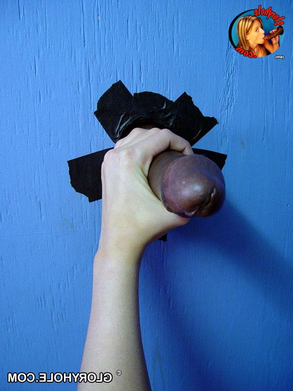 18P La joven rubia Trinity James chupa una BBC y recibe una bocanada de semen en el Gloryhole