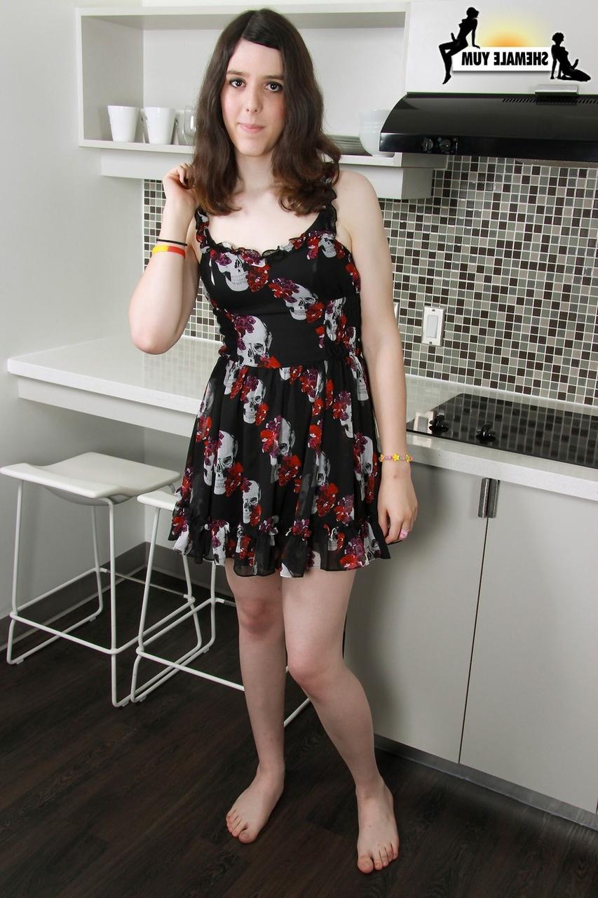 15P A morena t-girl Katie Pastel brincando com seus peitos e pau gordo