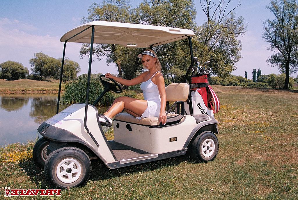 14P A jogadora de golfe loira Alisson brinca nua, chupa e monta um pau grande em um carrinho de golfe