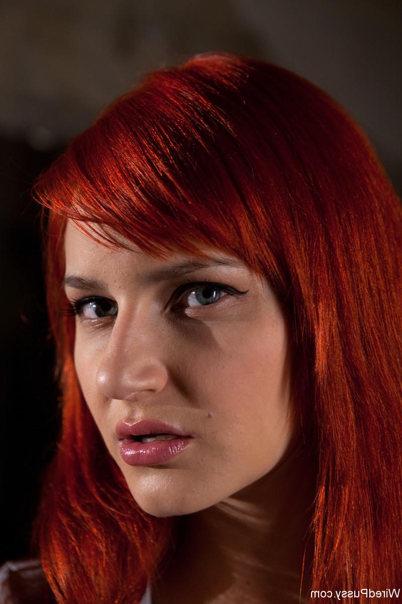 20P A amante loira Lily LaBeau tem uma sessão lezdom com uma gata ruiva