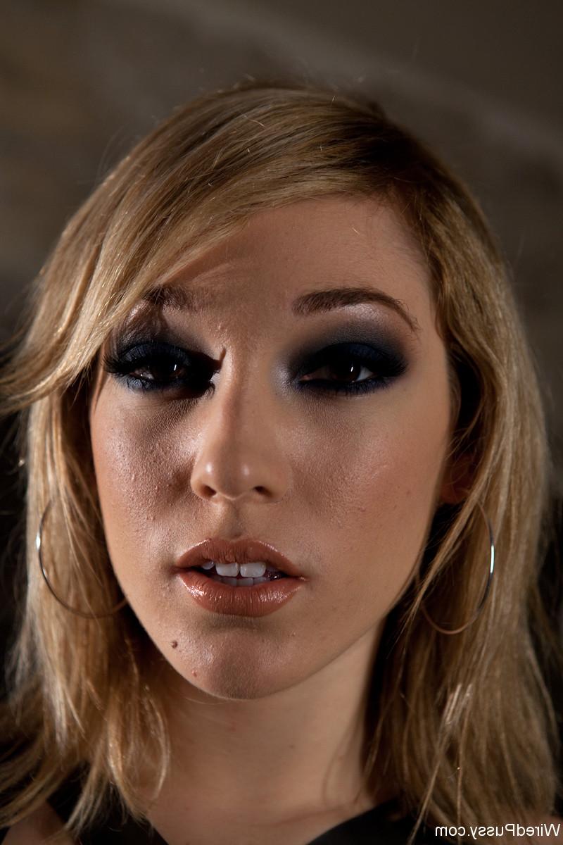 20P A amante loira Lily LaBeau tem uma sessão lezdom com uma gata ruiva