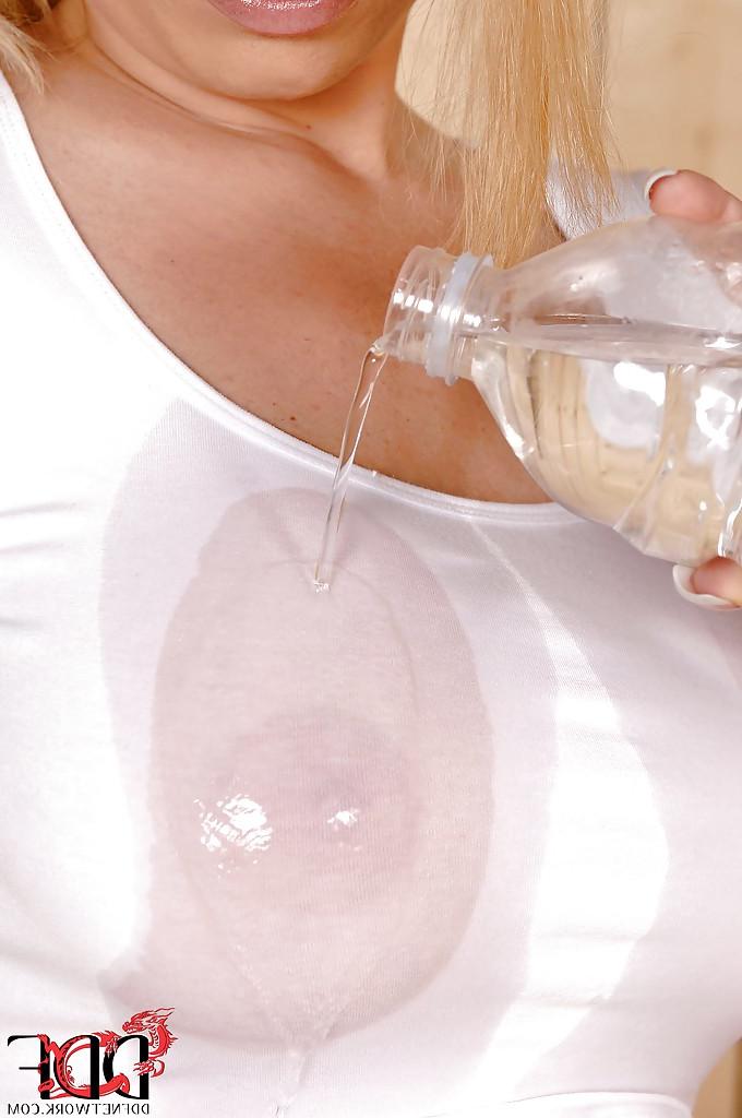 16P Skillful babe Dona Bell drinking water and making her boobs wet