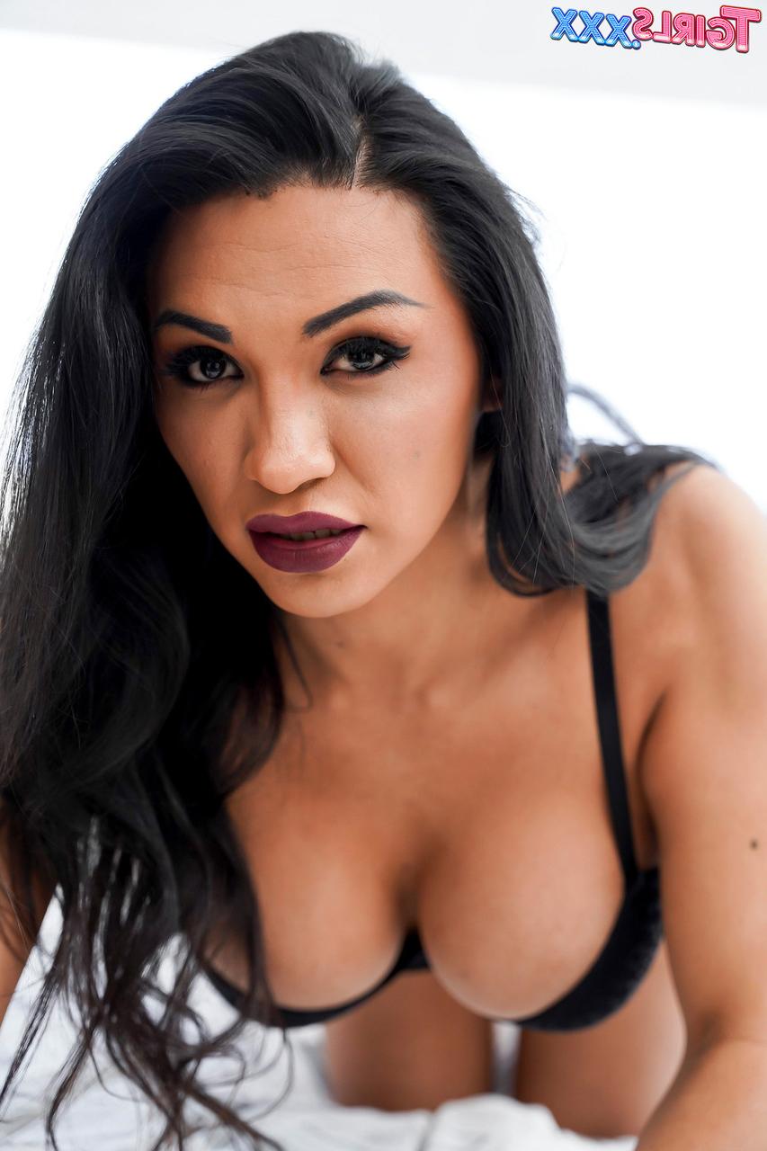 16P Sexy travesti Jessy Dubai recebe seu grande espólio espancado com muita força