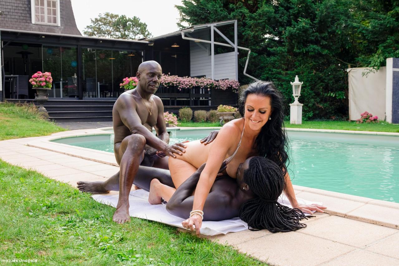 20P Der umwerfende MILF-Pornostar Texas Patti lässt sich am Pool von zwei riesigen dunklen Schwänzen vögeln