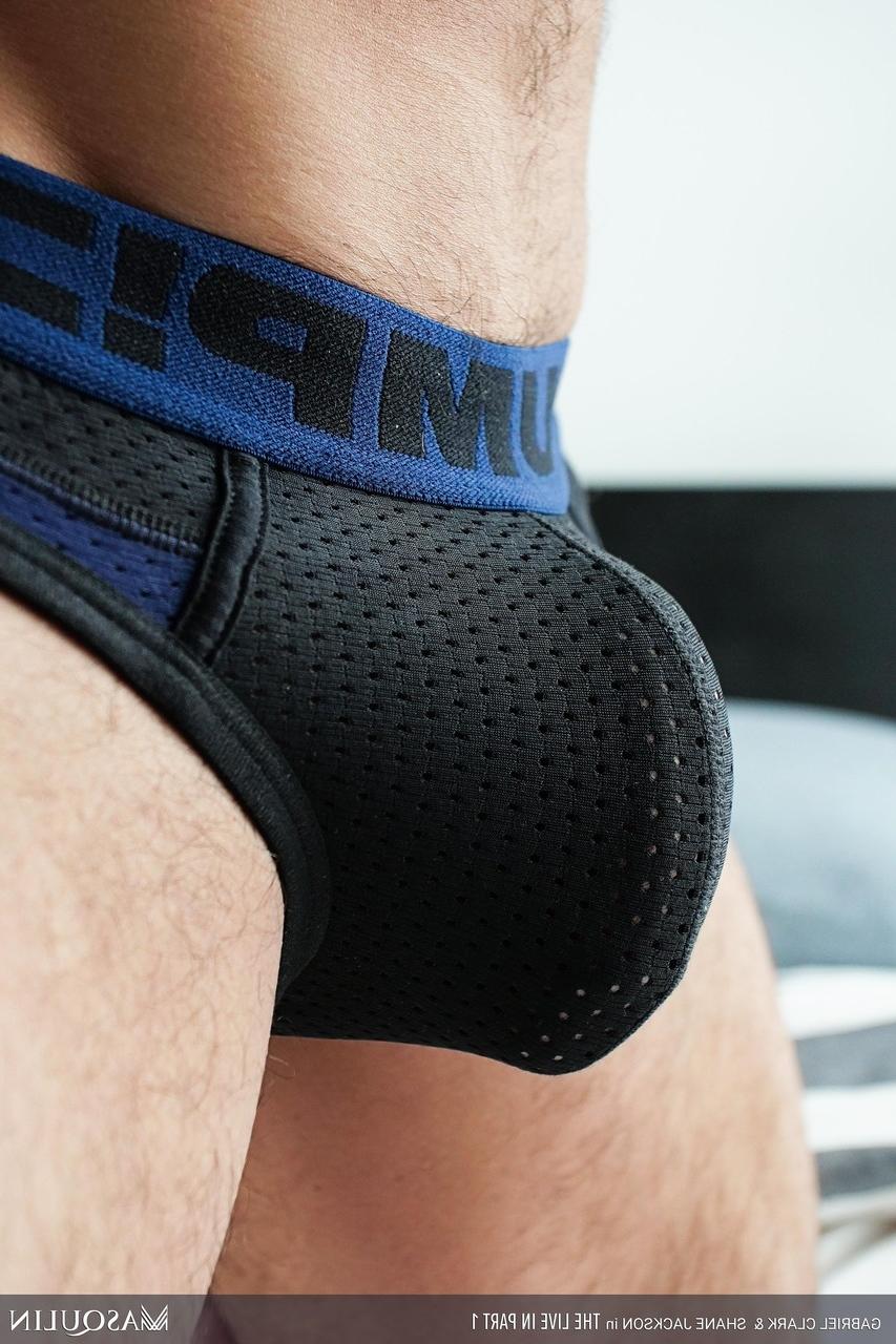 20P El musculoso moreno gay Gabriel Clark es violado analmente por Shane Jackson