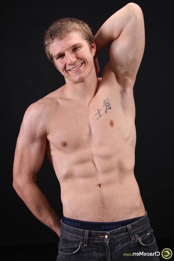 20P Chico gay lindo con un tatuaje en el pecho Chuck posa desnudo y toca su gran polla