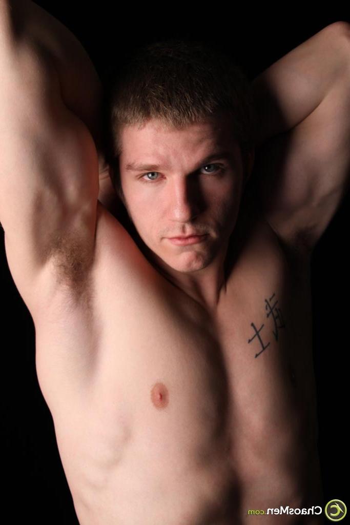 20P Chico gay lindo con un tatuaje en el pecho Chuck posa desnudo y toca su gran polla
