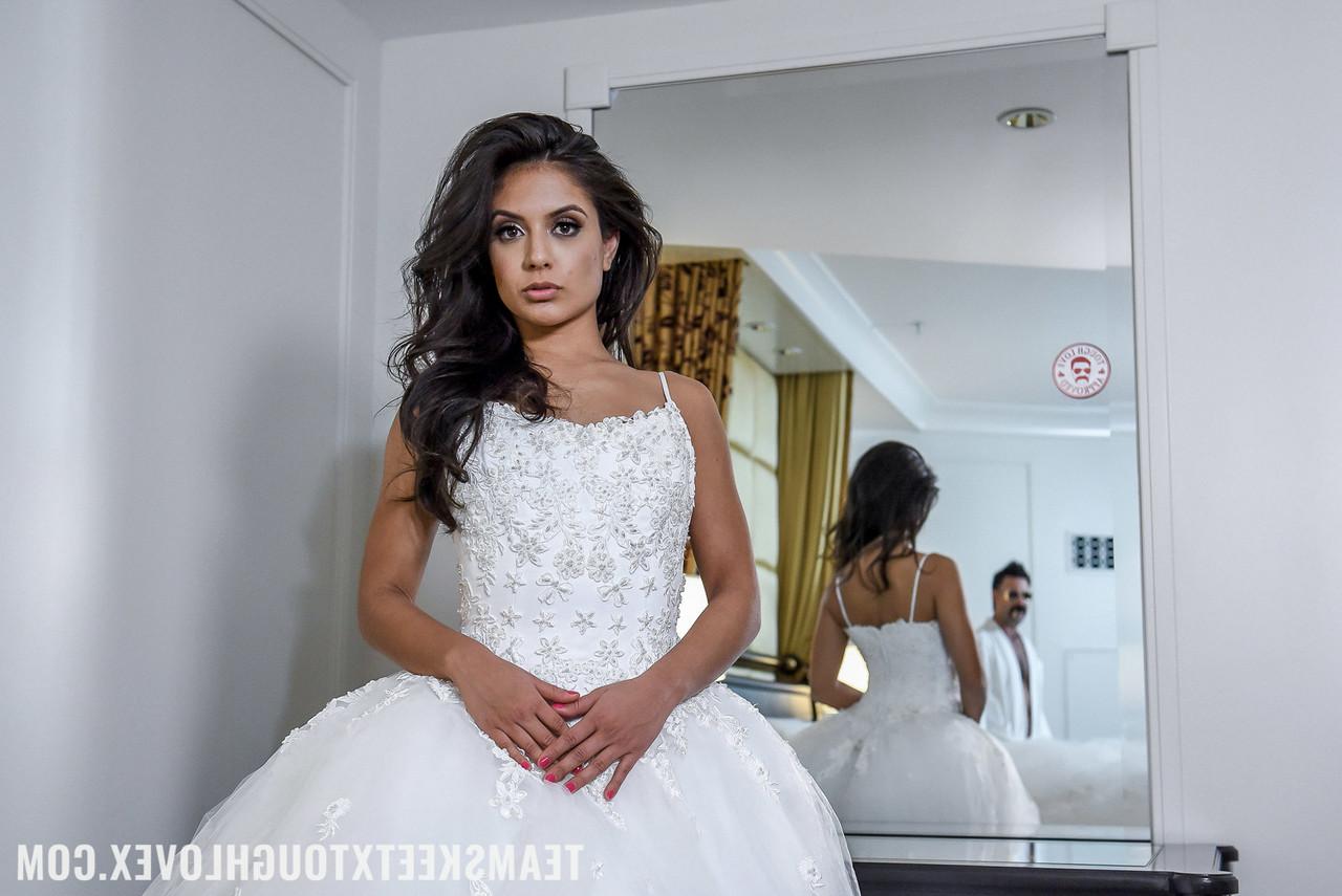 20P La novia morena Jynx Maze se llena el coño con una polla dura y caliente