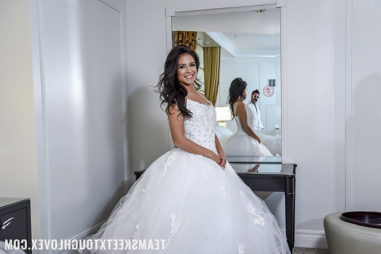 20P La novia morena Jynx Maze se llena el coño con una polla dura y caliente