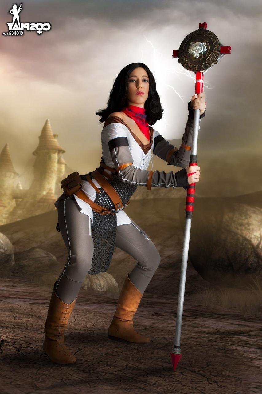 12P Linda morena expõe seus lindos peitos e buceta em roupas de cosplay