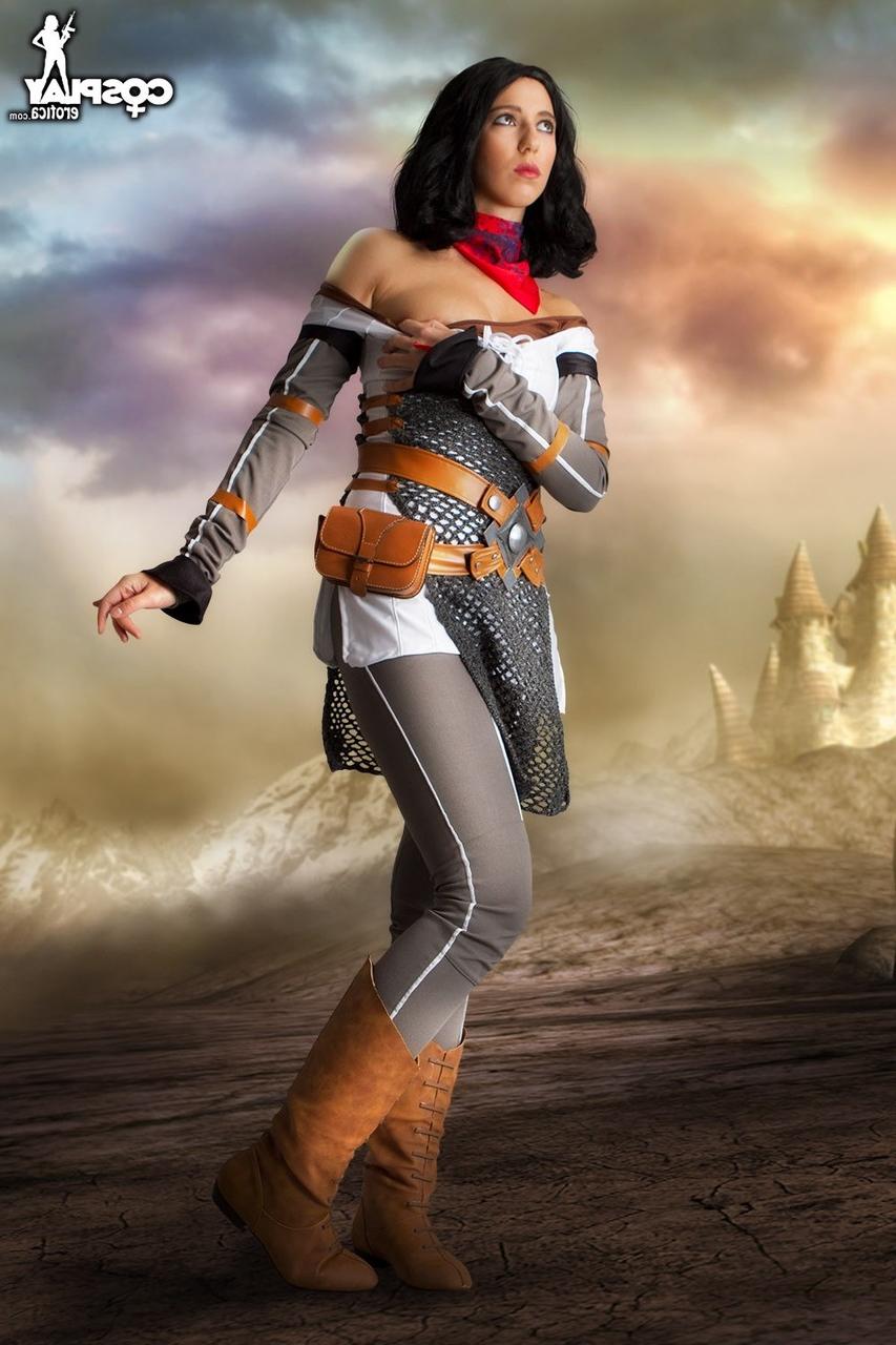 12P Linda morena expõe seus lindos peitos e buceta em roupas de cosplay