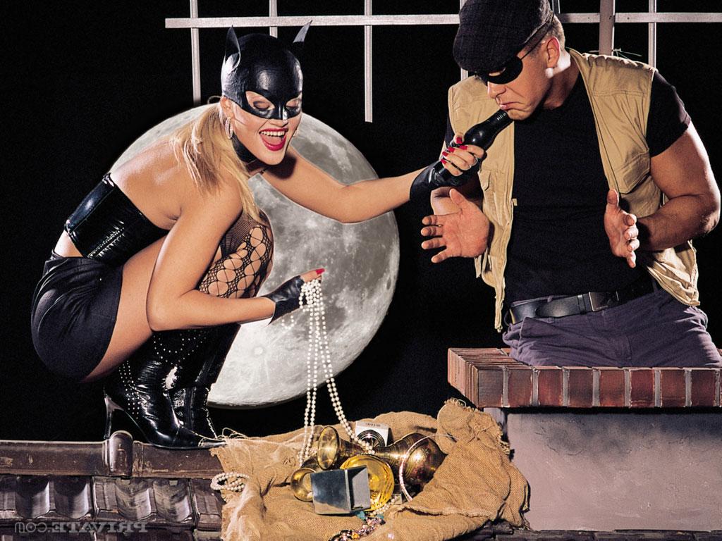 11P Heiße Blondine nimmt es beim Geldautomaten in einer Catwoman-Maske tief in den Arsch