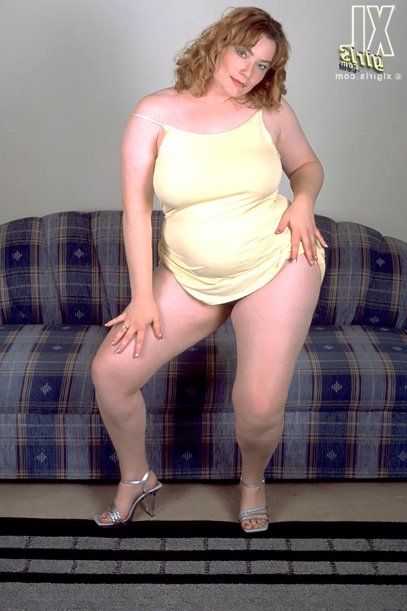 12P BBW Rouge segura seus peitos grandes depois de mostrar sua calcinha no sofá