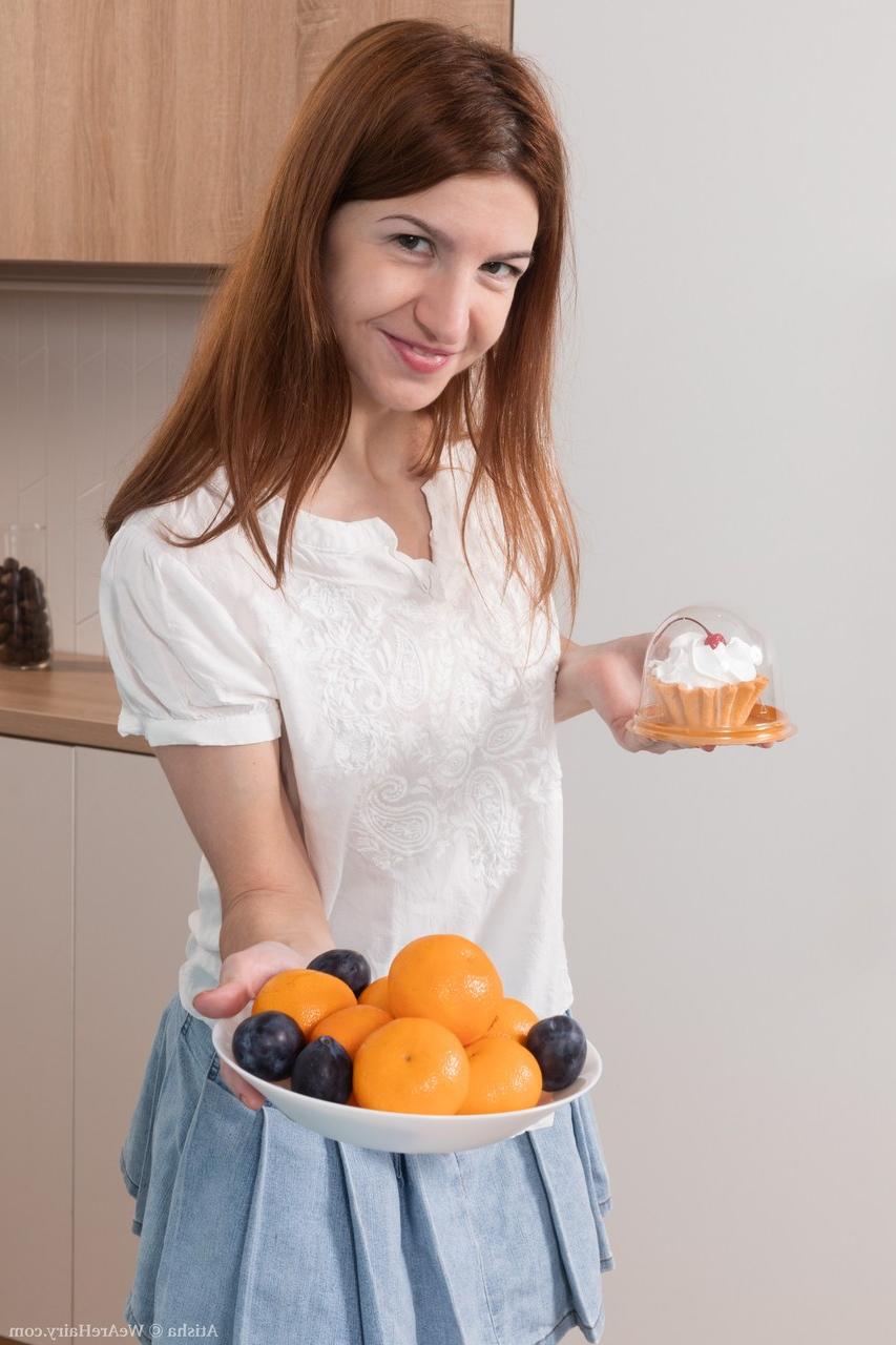 20P A charmosa americana Atisha brinca com sua boceta super peluda depois de comer um cupcake