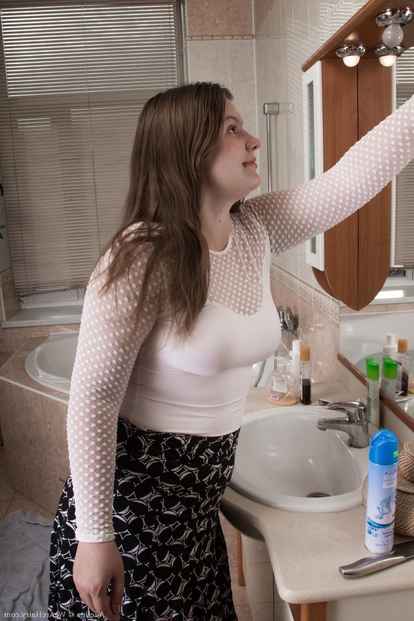 17P Morena gorda se moja las axilas peludas y el arbusto antes de sumergirse en una bañera