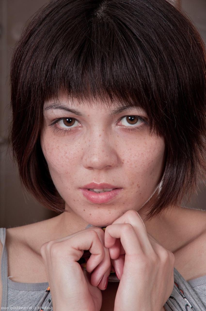 10P Chica sola lanza un beso después de abrir con el dedo su coño totalmente natural
