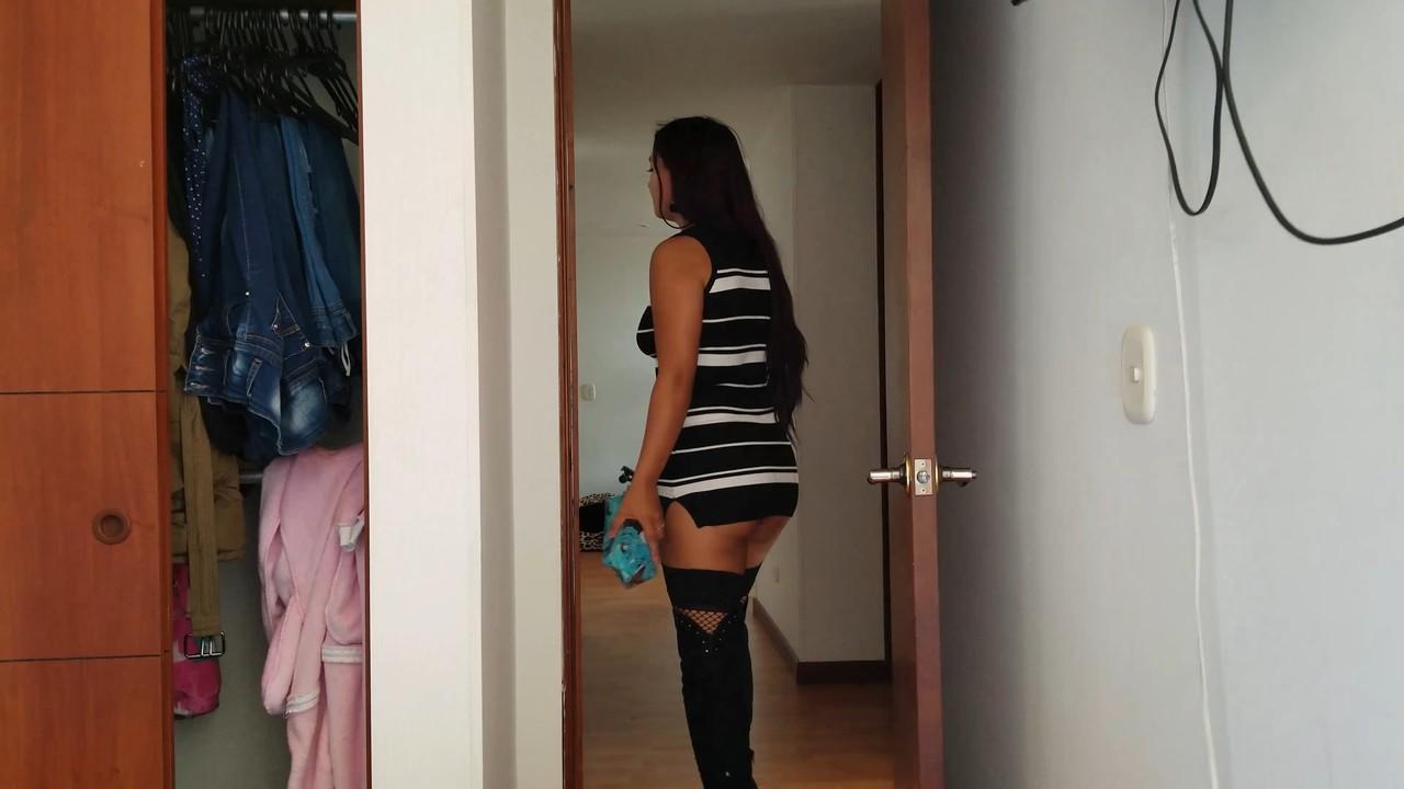 15P A morena curvilínea Sofia Gomez trata seu homem com um BJ quente e um pouco de sexo doggystyle