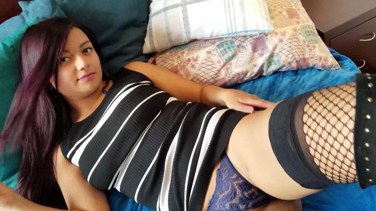 15P A morena curvilínea Sofia Gomez trata seu homem com um BJ quente e um pouco de sexo doggystyle