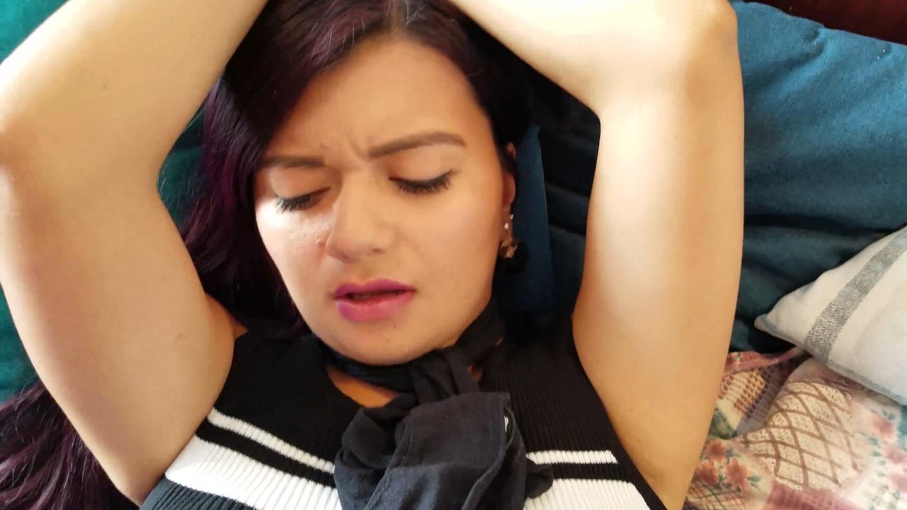 15P A morena curvilínea Sofia Gomez trata seu homem com um BJ quente e um pouco de sexo doggystyle