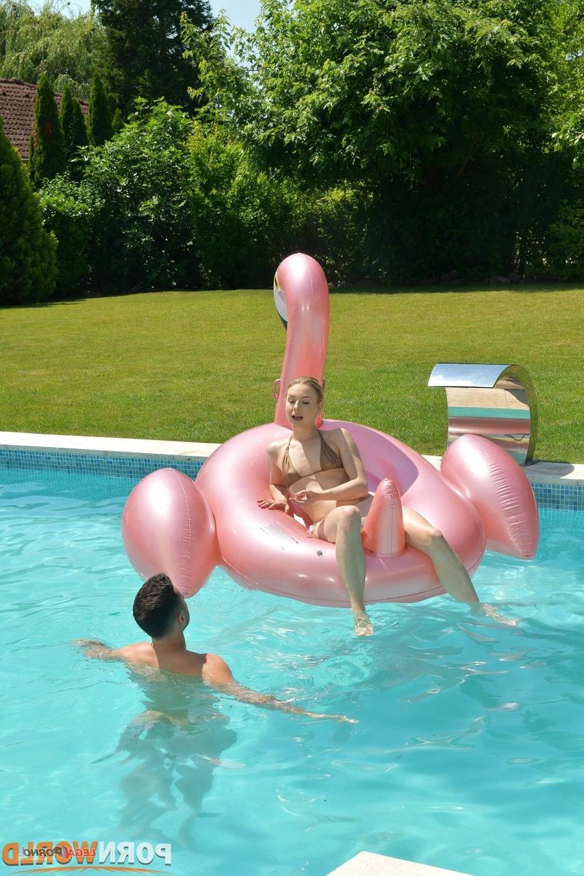20P Das sexy russische Schulmädchen Alecia Fox genießt einen intensiven Fick am Pool