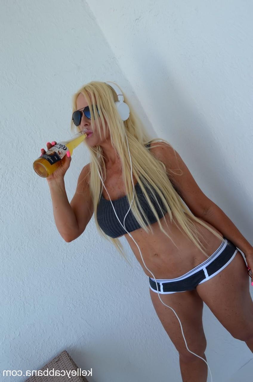 16P Die reife Blondine Kelley Cabbana entblößt ihre großen Brüste, während sie in Dessous neckt