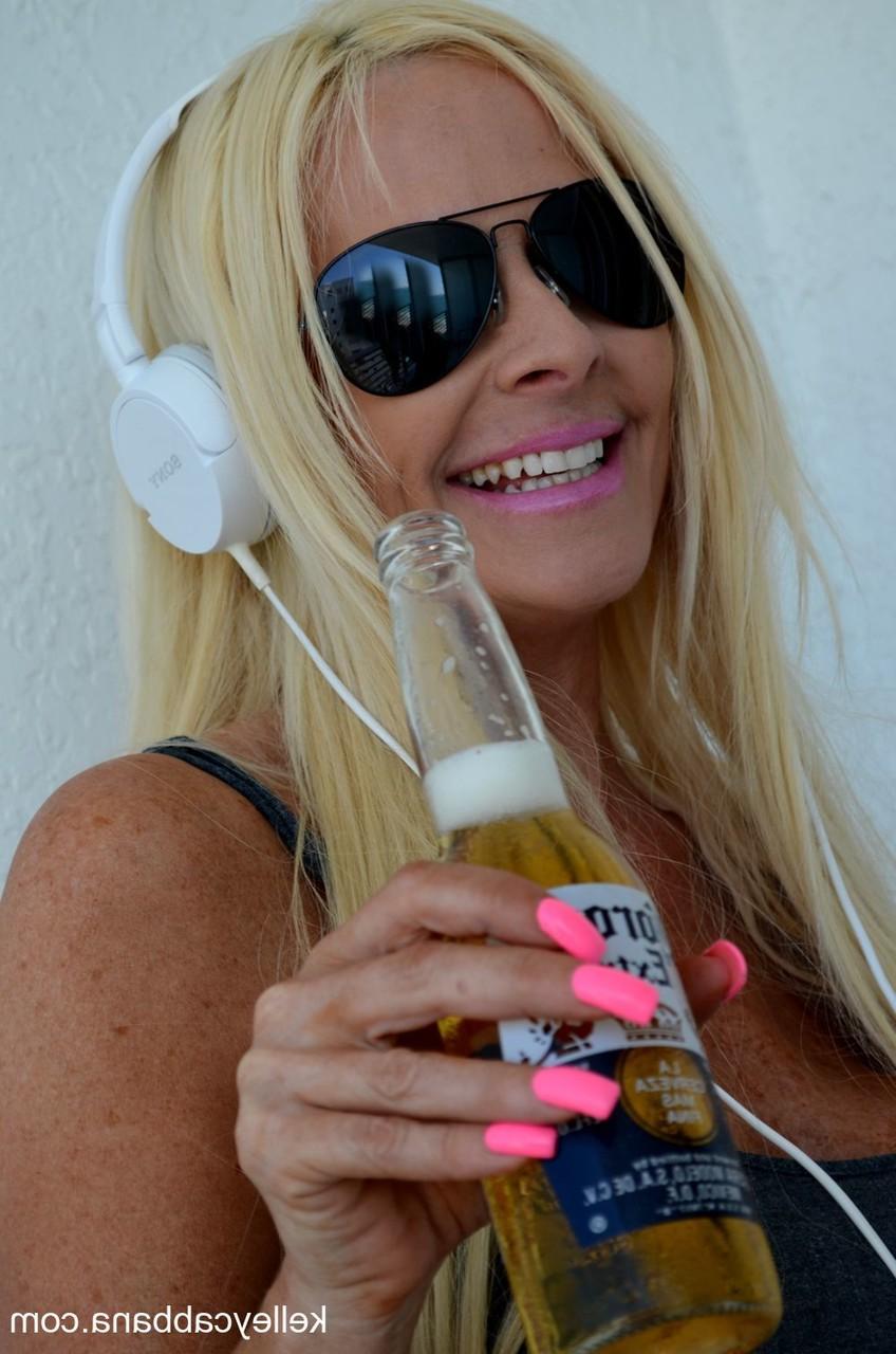 16P Die reife Blondine Kelley Cabbana entblößt ihre großen Brüste, während sie in Dessous neckt