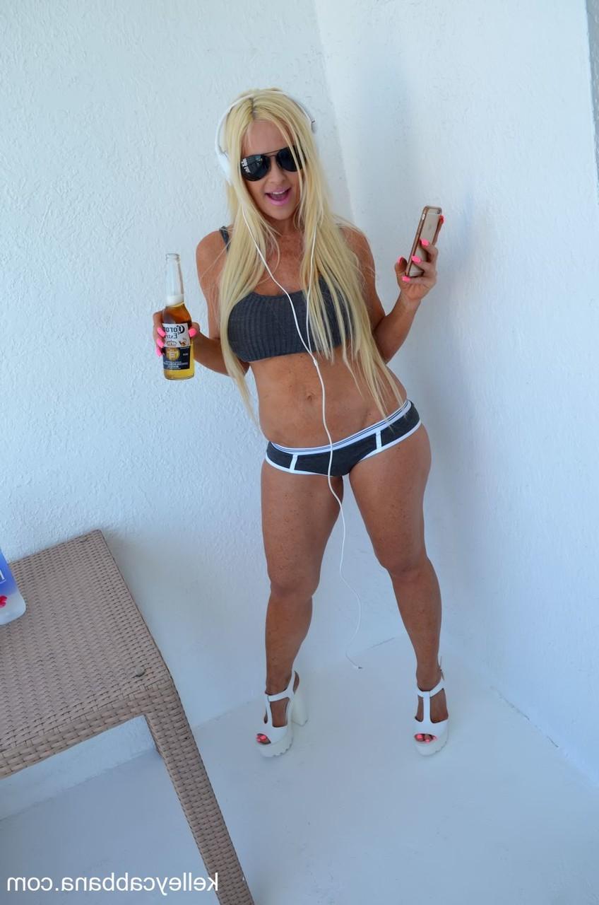 16P Die reife Blondine Kelley Cabbana entblößt ihre großen Brüste, während sie in Dessous neckt