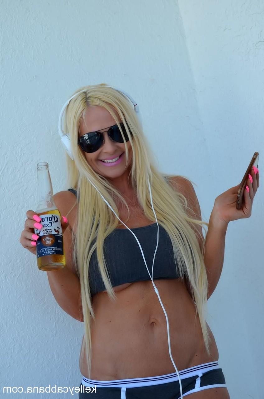 16P Die reife Blondine Kelley Cabbana entblößt ihre großen Brüste, während sie in Dessous neckt