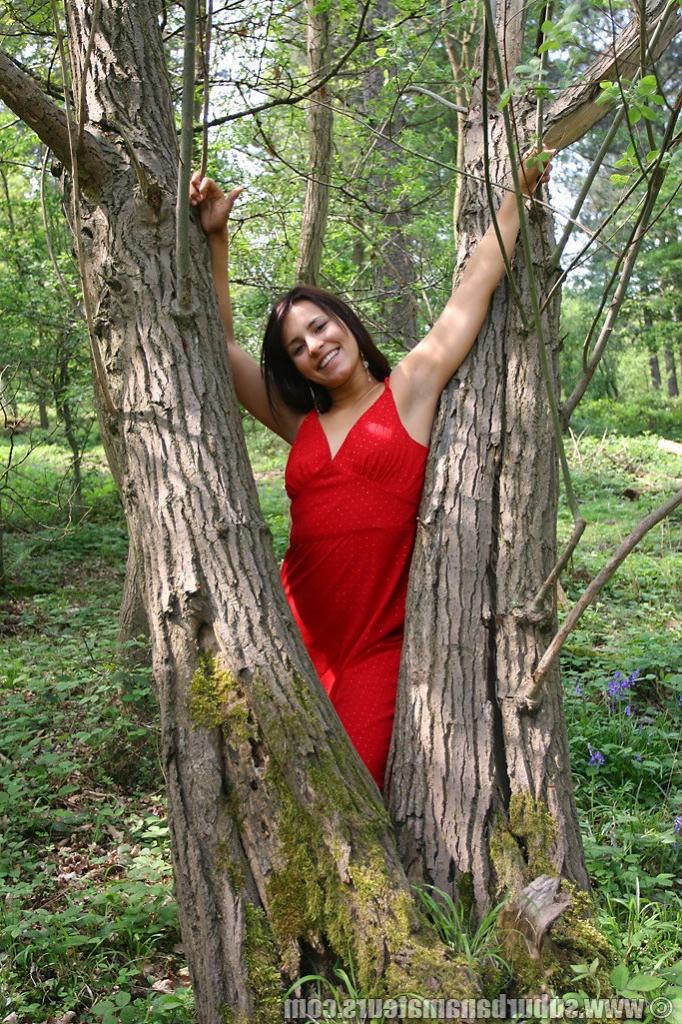 20P A morena excitada Jessy tirando a roupa com suas meias de náilon na floresta