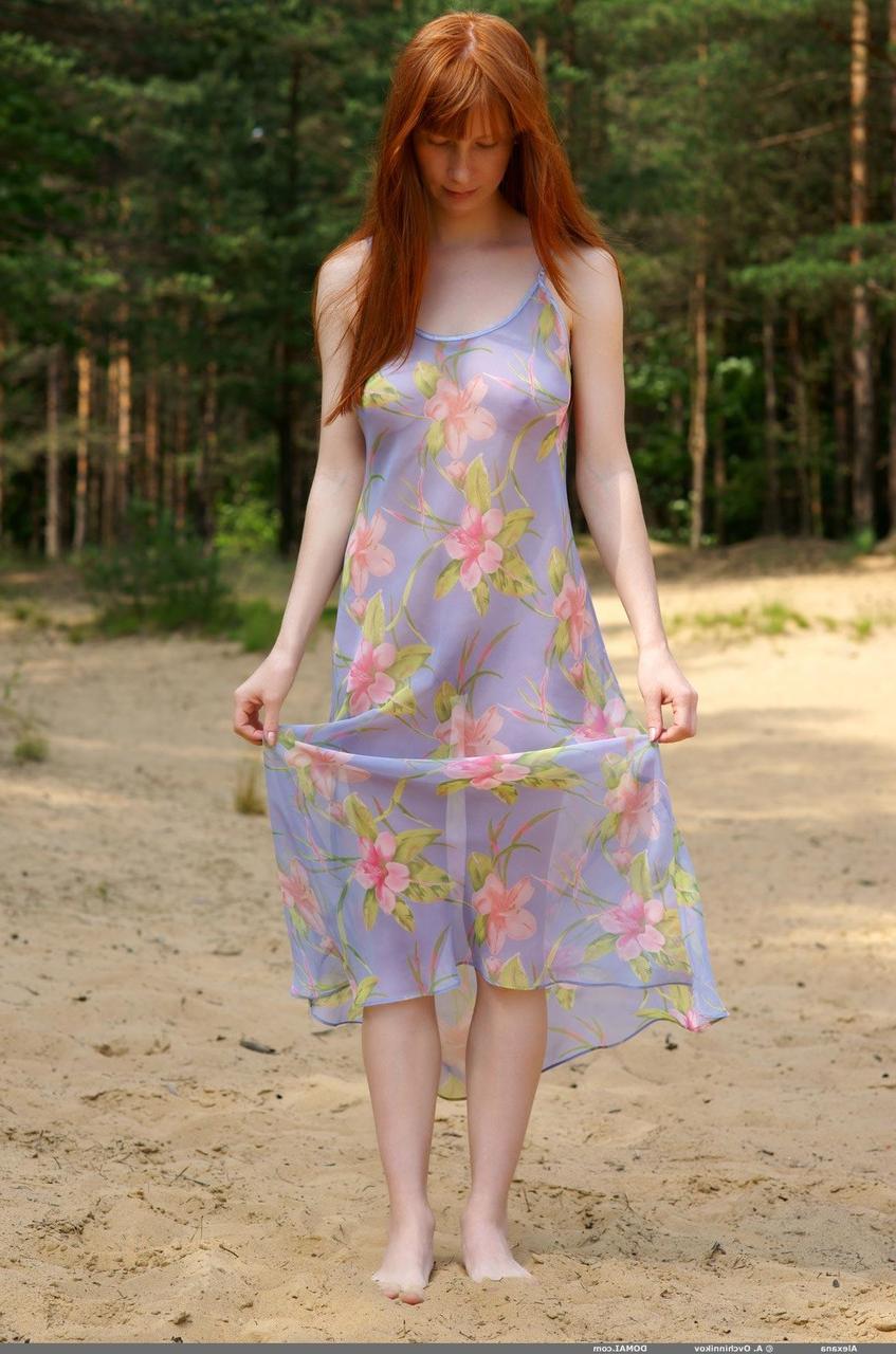 20P A modelo ruiva Alexana tira o vestido e mostra seus peitos grandes e regalo peludo