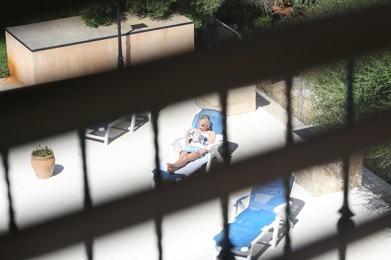 20P La zorra alemana Nadine es pillada follándose a un desconocido cachondo junto a la piscina