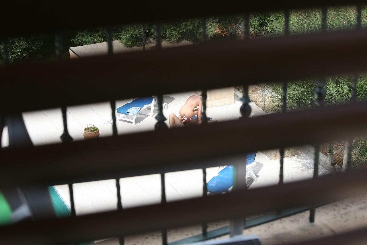 20P La zorra alemana Nadine es pillada follándose a un desconocido cachondo junto a la piscina