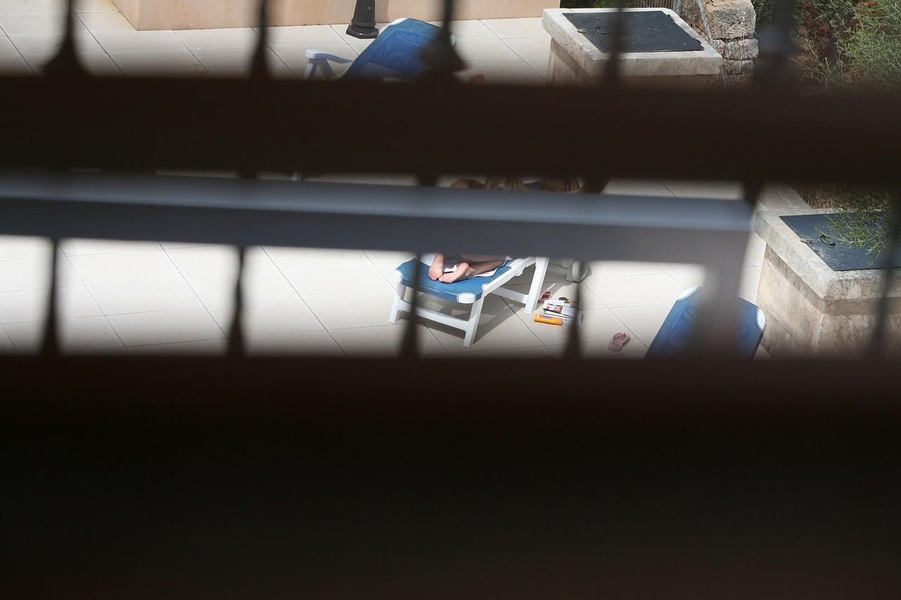 20P La zorra alemana Nadine es pillada follándose a un desconocido cachondo junto a la piscina